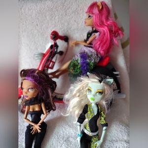 Monster high dolls and moped